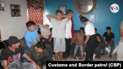 Los indocumentados son procesados por agentes del Servicio de Control de Inmigración y Aduanas.