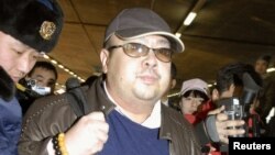 រូបឯកសារ៖ លោក គីម ជុងណាម (Kim Jong Nam) នៅ​អាកាសយាន្តដ្ឋាន​មួយ​ក្នុង​ទីក្រុង​ប៉េកាំង ប្រទេស​ចិន កាលពី​ខែកុម្ភៈ នៅ​ឆ្នាំ២០០៧។