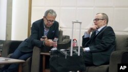Esta imagen publicada por la Agencia de Noticias de la República Islámica, IRNA, muestra a Tero Tapio Varjoranta, Director General Adjunto y Jefe del Departamento de Salvaguardias de la Agencia Internacional de Energía Atómica, OIEA (R), junto a un colega no identificado a su llegada al aeropuerto Imam Khomeini en las afueras de Teherán, el 15 de abril de 2015.