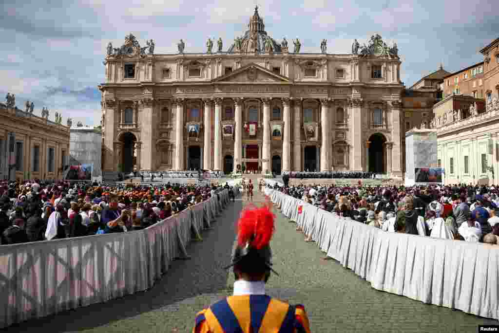 A Swiss Guard stands on the day Pope Francis attends a mass to canonize fourteen new saints including Spanish Father Manuel Ruiz Lopez in St. Peter's Square at the Vatican.