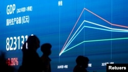중국 상하이 시내 전광판에 국내총생산(GDP) 자료가 표시되고 있다. (자료사진)