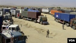 Truk-truk pengangkut pasokan bagi pasukan NATO di Afghanistan. Sebagian dana kontrak angkutan 'bocor' ke pihak Taliban.