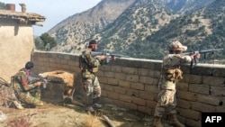 Arhiva - Pripadnici bezbednosnih snaga Avganistana tokom operacija protiv militanata Islamske države u distriktu Ačin, u provinciji Nangahar, 25. novembra 2019.