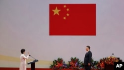 林郑月娥在习近平监誓下2017年7月1日宣誓就职香港特首（美联社）