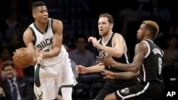 Giannis Antetokounmpo des Milwaukee Bucks, à gauche, Barclays Center, New York, le 13 mars 2016. 