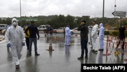 La police médico-légale tunisienne enquête sur le site d'une attaque contre des officiers de la Garde nationale tunisienne le 6 septembre 2020 à Sousse, au sud de la capitale Tunis.