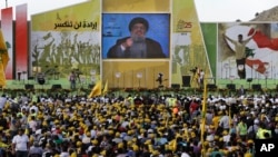 Para pendukung pemimpin Hizbullah, Hassan Nasrallah menyaksikan penayangan pidatonya yang disiarkan di Mashghara, Lembah Bekaa, Lebanon (25/4). 