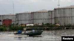 Un bateau descend une rivière près de Warri, dans le sud-est du Delta, au Nigeria, le 18 juin 2017.