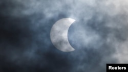 Así se vio el eclipse híbrido de sol desde el Planetario de Yakarta, Indonesia, el 20 de abril de 2023.