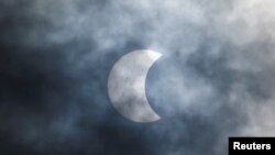 En algunos lugares podrá observarse un eclipse parcial como en la foto de Indonesia el 20 de abril de 2023.