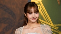 ลิซ่า แบล็กพิงก์ ที่งานฉายรอบปฐมทัศน์ของซีรีส์ The White Lotus ที่นครลอสแอนเจลิส เมื่อ 10 ก.พ. 2568