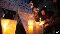지난 2012년 서울에서 북한 주민과 탈북자들의 인권 개선을 요구하는 촛불시위가 열렸다. (자료사진)