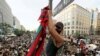 Los manifestantes se reunieron el domingo en la recién creada Plaza "Black Lives Matter" a exigir el fin del racismo y la violencia policial en Estados Unidos.