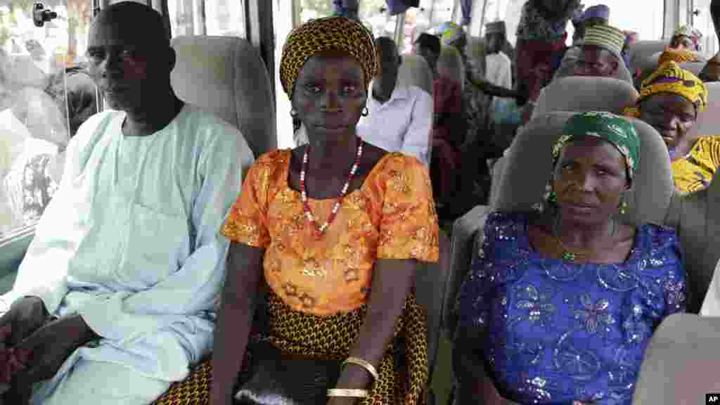 Des parents attendent l'arrivée de leurs filles récemment libérées d'être transportés à Abuja, au Nigéria, le samedi 20 mai 2016.