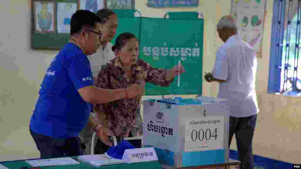 សមាជិកក្រុមប្រឹក្សាឃុំសង្កាត់ក្នុងរាជធានីភ្នំពេញ ចូលរួមបោះឆ្នោតជ្រើសរើសក្រុមប្រឹក្សារាជធានីខេត្ត ក្រុង ស្រុក ខណ្ឌ នៅសាលាបឋមសិក្សាទួលគោក រាជធានី ភ្នំពេញ កាលពីថ្ងៃទី២៦ ខែ ឧសភា ឆ្នាំ ២០១៩។ (ហ៊ុល រស្មី/VOA)
