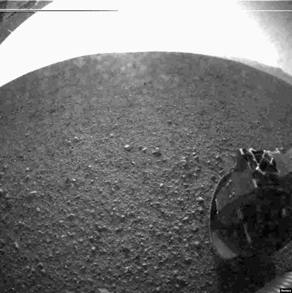 Marsdagi Geyl krateriga qo'ngach, ikki soat o'tar-o'tmas, "Curiosity" yerga tasvirlarni uzata boshladi.