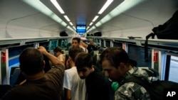 Des migrants bloquésà la gare Keleti à Budapest, Hongrie, à bord d'un train à destination de Munich, en Allemagne le lundi 31 août 2015.