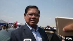 រូបឯកសារ៖ លោក ស ខេង រដ្ឋមន្រ្តីក្រសួងមហាផ្ទៃប្រាប់អ្នកសារព័ត៌មានក្នុងពិធីកម្ទេចផលិតផល និងថ្នាំពេទ្យក្លែងក្លាយក្នុងរាជានីភ្នំពេញ នាថ្ងៃទី១២ ខែមីនា ឆ្នាំ២០១៩។