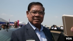 រូបឯកសារ៖ លោក ស ខេង រដ្ឋមន្រ្តីក្រសួងមហាផ្ទៃ និយាយ​ជាមួយ​អ្នកសារព័ត៌មានក្នុងពិធីកម្ទេចផលិតផល និងថ្នាំពេទ្យក្លែងក្លាយក្នុងរាជានីភ្នំពេញ នាថ្ងៃទី១២ ខែមីនា ឆ្នាំ២០១៩។