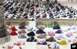 Tarawih yang dilakukan dengan mempraktikkan jarak sosial untuk mengekang penyebaran virus corona baru di Jakarta, 2021. (Foto: APP)