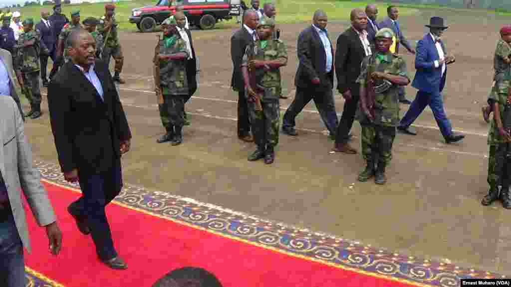 Le président Joseph Kabila a convoqué un dialogue politique, il a effectué une tournée dans l'est, aéroport de Kavumu, à Bukavu, Sud-Kivu, RDC, 22 décembre 2015. VOA/Ernest Muhero