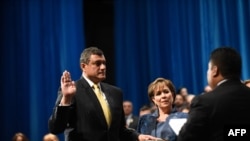 El vicepresidente guatemalteco Guillermo Castillo toma posesión del cargo durante su ceremonia de inauguración en el Teatro Nacional, en Ciudad de Guatemala, el 14 de enero de 2020.