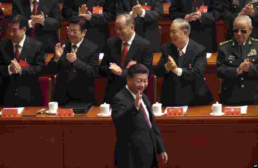 中共总书记习近平抵达在北京人大会堂召开的中共19大开幕式(2017年10月18日)。在他身后起立鼓掌的有前高官回良玉、王兆国、姜春云、迟浩田。