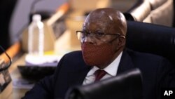 L'ancien président sud-africain Jacob Zuma comparaît à l'audience pour sa candidature au poste de juge en chef adjoint Raymond Zondo, pour se récuser de l'enquête de la commission de capture d'État à Johannesburg, en Afrique du Sud, le 16 novembre 2020.