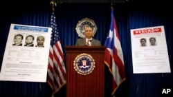 Foto de archivo de la presentación de carteles en los que se busca a Víctor Manuel Gerena, uno de los fugitivos más buscados por el FBI que aún vive en Cuba.