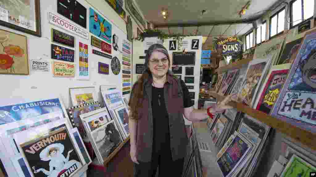 Yvette Rutledge est propriétaire d’un magasin vendant des tableaux Mystic Blue situé près de l'endroit où Vera Smith est morte suite à l'ouragan Katrina il y a dix ans à Nouvelle Orléans.