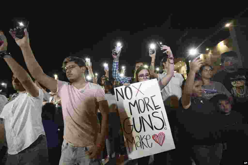 Personas reunidas en Juárez, México, el sábado 3 de agosto de 2019, en una vigilia por los 3 ciudadanos mexicanos que fueron asesinados en un tiroteo en un complejo comercial de El Paso. (AP Photo/Christian Chavez)