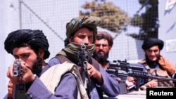 Les forces talibanes montent la garde devant l'aéroport international Hamid Karzai de Kaboul, Afghanistan, le 2 septembre 2021.