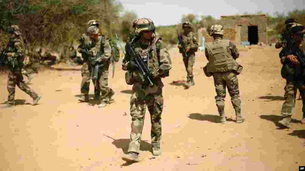 Sur cette photo, des soldats français assurent la sécurité de la zone où un attentat suicide a été perpétré à l’entrée de Gao au Nord du Mali, le 10 février 2013. (AP Photo/Jérôme Delay, File)