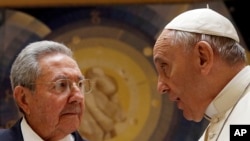 Paus Fransiskus bertemu dengan Presiden Kuba Raul Castro dalam pertemuan tertutup di Vatikan, 10 Mei 2015.