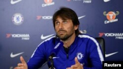 Antonio Conte lors d'une conférence de presse, Angleterre, le 4 mai 2018