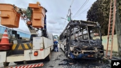 Los restos carbonizados de un autobús yacen en una calle luego de tres días de disturbios, el martes 14 de marzo de 2023, en Natal, estado de Río Grande do Norte, Brasil. 