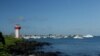 Este 2 de mayo de 2020, muestra el faro de la playa de Mann y los barcos anclados en la Bahía de Naufragio, en San Cristóbal, Islas Galápagos, Ecuador.