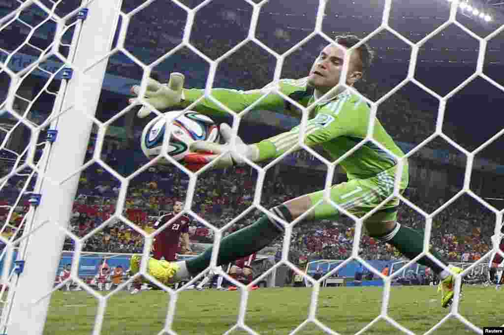 Pemain Rusia Igor Akinfeev gagal memasukkan gol Korea Selatan yang dijaga oleh s Lee Keun-ho dalam pertandingan grup H Piala Dunia 2014 di arena Pantanal, di Cuiaba, 17 Juni 2014.