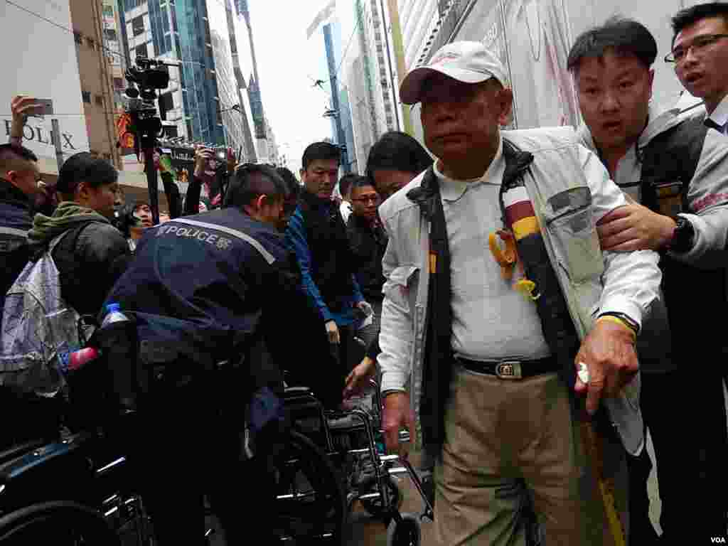 90歲的黃伯伯被警察拘捕時,可以自行走路不用坐警方準備的輪椅