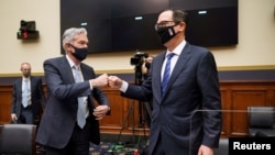 El presidente de la Reserva Federal, Jerome Powell y el secretario del Tesoro, Steven Mnuchin, durante una audiencia de la Comisión de Servicios Financieros de la Cámara del Senado, el miércoles 2 de diciembre de 2020.