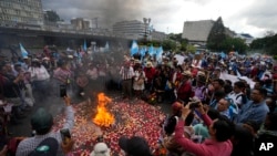 Personas indígenas queman incienso y encienden velas en una marcha para exigir la renuncia de la fiscal general de Guatemala, Consuelo Porras, en Ciudad de Guatemala, el 18 de septiembre de 2023. 