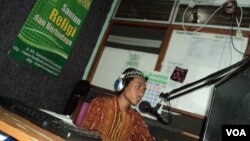 Penyiar radio komunitas pesantren di Solo, Jawa Tengah. (VOA/Yudha Satriawan)