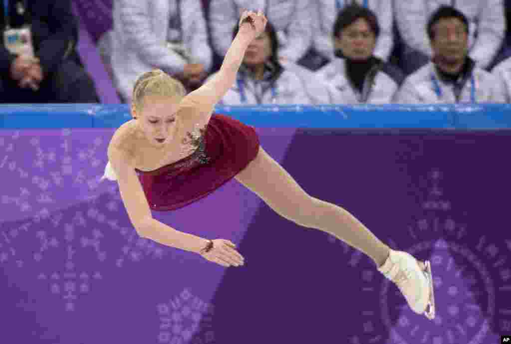 美国队的布雷迪·特内尔(Bradie Tennell)2018年2月11日在韩国江陵举行的平昌冬奥会团体花样滑冰赛女子短节目中竞技。她获得金牌。