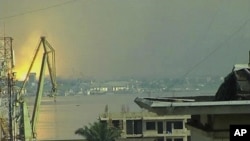 Image prise à partir d'une video à Kinshasa montrant l'explosion du 4 mars 2012 à Brazzaville de l'autre côté du fleuve Congo