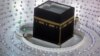 Umat muslim berdoa selama salat subuh pertama di bulan suci Ramadhan, di sekitar Ka'bah, bangunan kubik di Masjidil Haram. (Foto: AP/Amr Nabil)