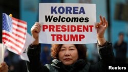 美国总统川普的支持者在韩国首都首尔市中心举行集会。（2017年11月7日）