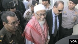 Pemimpin muslim garis keras, Abu Bakar Ba'asyir, tiba di Pengadilan Negeri Jakarta Selatan, 24 Februari 2011.