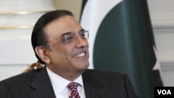 Presiden Pakistan Asif Ali Zardari menghadiri pernikahan di Dubai, sementara hubungan sipil-militer tengah renggang di Pakistan.