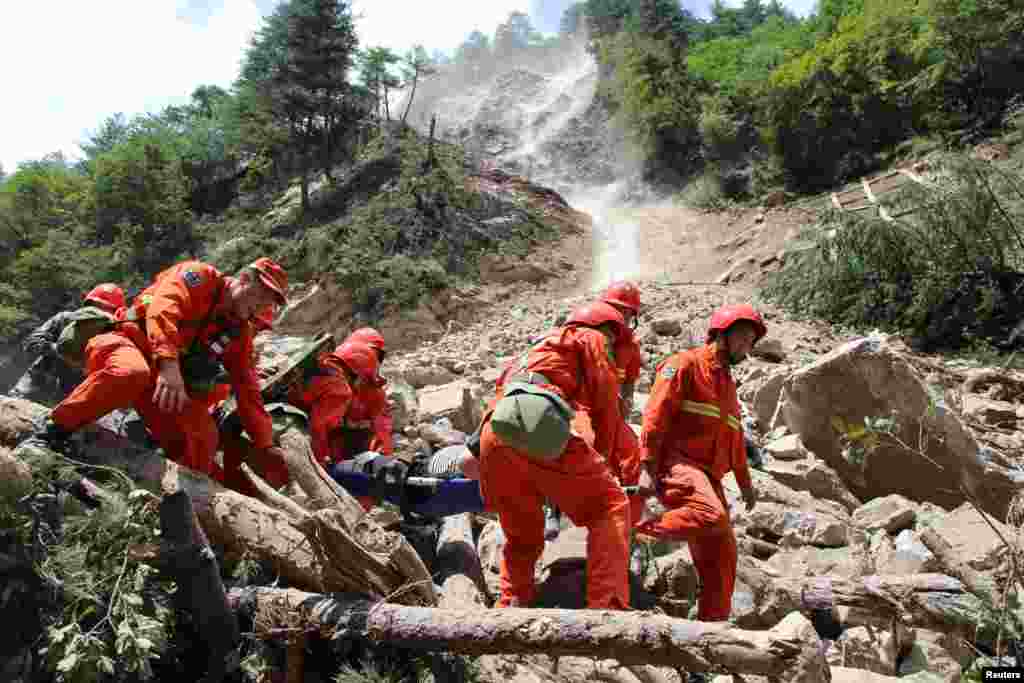 2017年8月9日,中国四川省九寨沟县地震后,救援人员抬着一个幸存者。