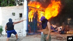Una oficina de la Federación de Campesinos de Bolivia en llamas provocadas por los manifestantes durante una protesta, el viernes 11 de noviembre de 2022, en Santa Cruz, Bolivia. 